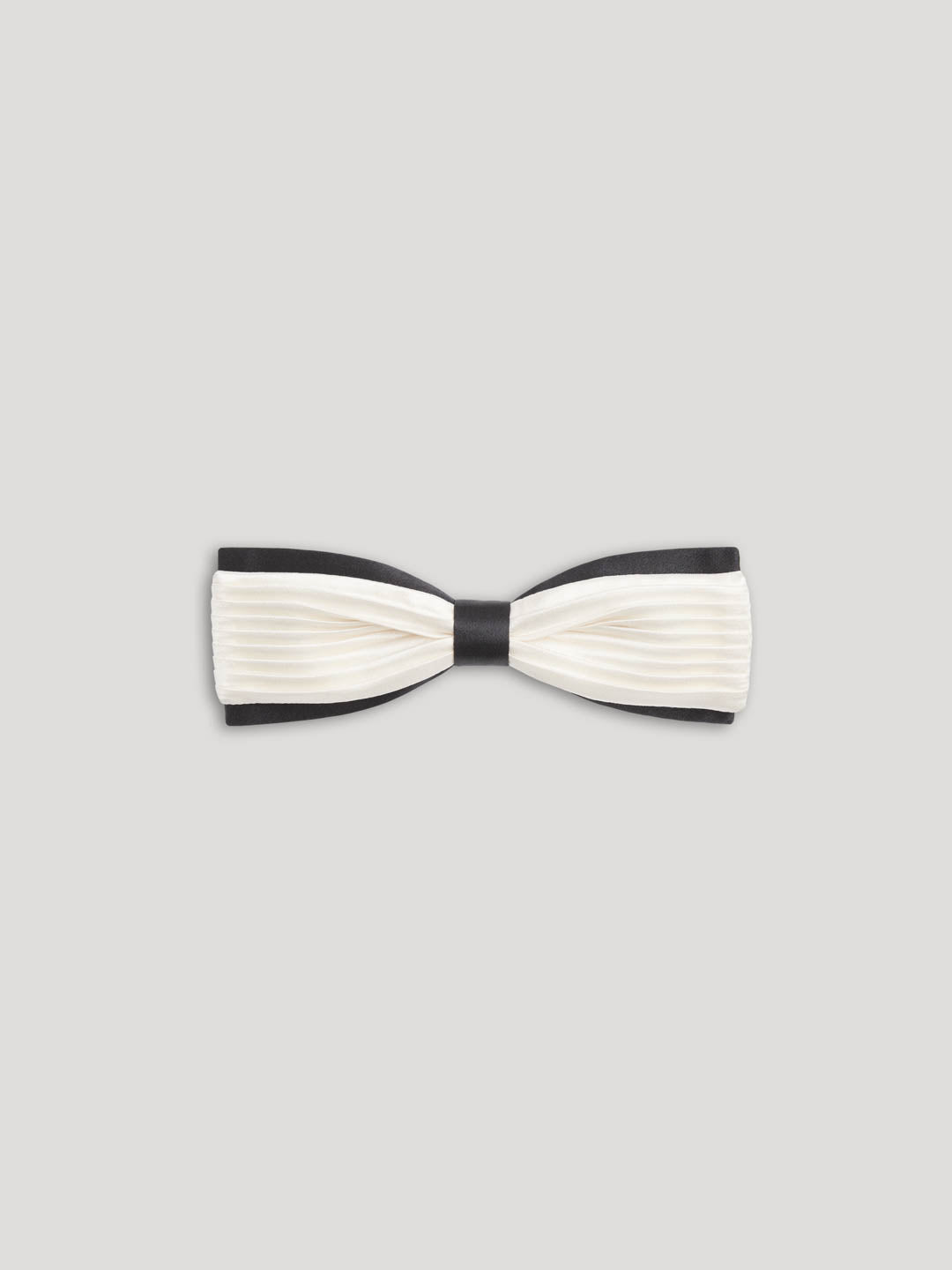 Black and white pleated bow tie.